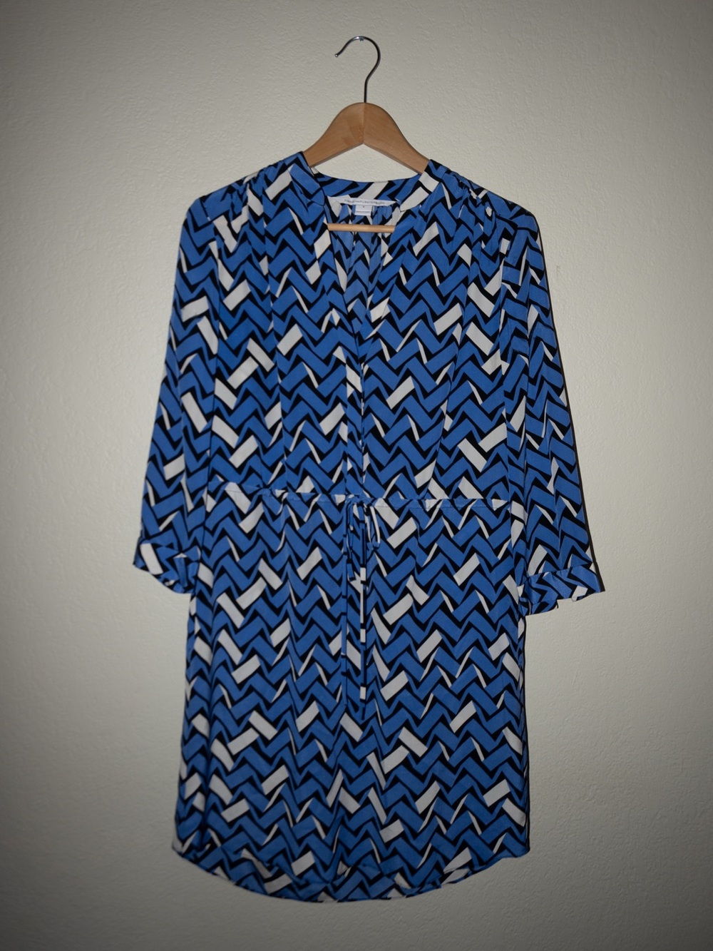 Diane von Furstenberg Silk Printed Dress Blue Black Chevron Tie Waist Size 6